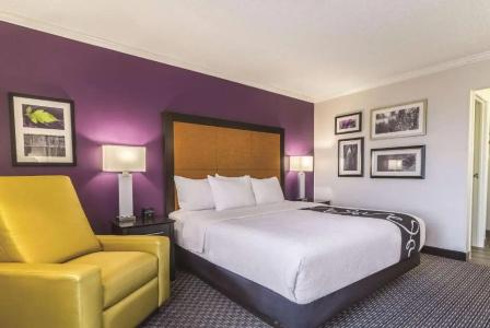 La Quinta Inn & Suites by Wyndham Univ Area Chapel Hill - 38