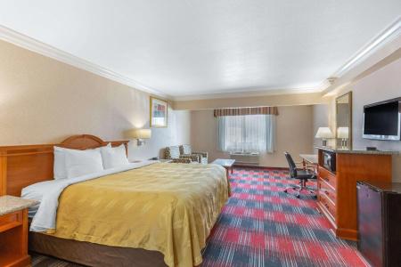 Quality Inn & Suites Oceanside near Camp Pendleton - 23