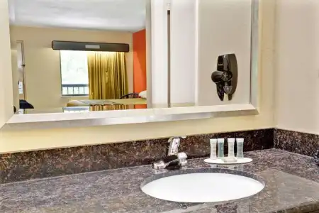 Super 8 by Wyndham Kissimmee/Maingate/Orlando Area - 17