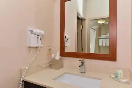 Comfort Inn & Suites Airport South - 6