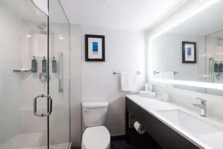 DoubleTree by Hilton Calgary North - 43