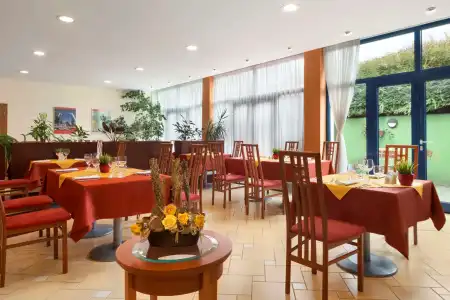 Ramada by Wyndham Airport - 15