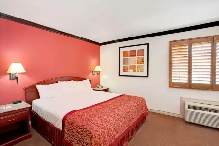 Travelodge By Wyndham Pasadena Central - 5
