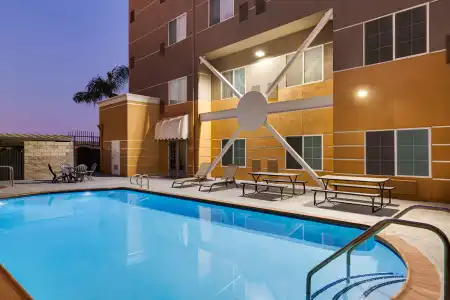 Holiday Inn Express and Suites Bakersfield Central by IHG - 35