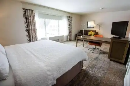 Hampton Inn and Suites Manchester - 54