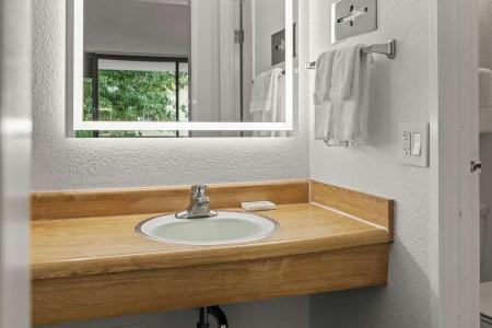 Vagabond Inn Executive Old Town - 10