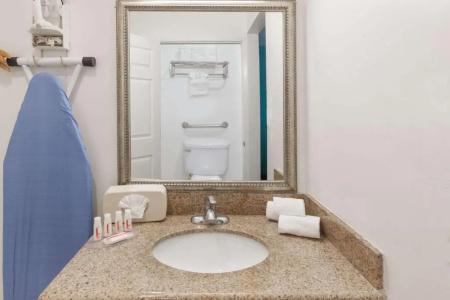 Howard Johnson by Wyndham San Diego Circle - 22