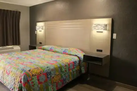 Super 7 Inn Dallas Near Duncanville - 4