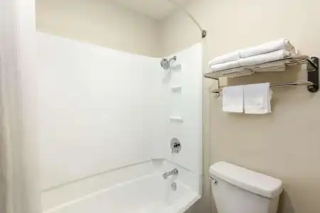 Days Inn & Suites by Wyndham Wisconsin Dells - 7