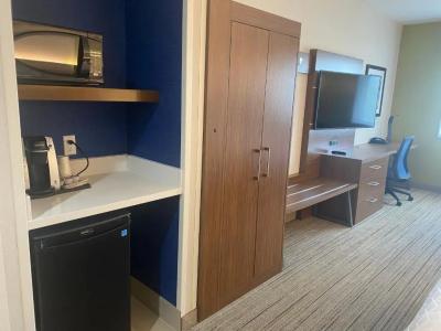 Holiday Inn Express & Suites Mountain View Silicon Valley by IHG - 33