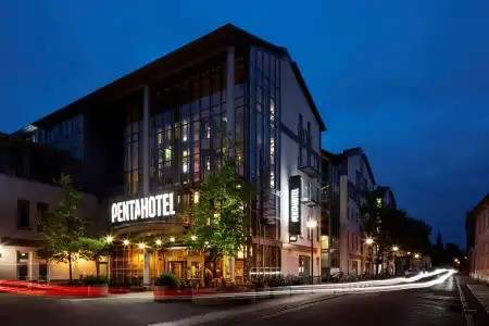 Pentahotel - 0