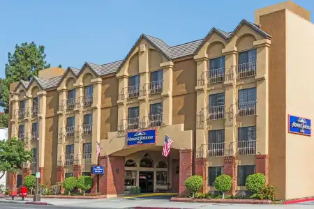 Howard Johnson by Wyndham Pasadena - 36
