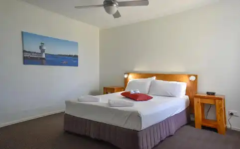 Beachside Holiday Apartments - 41