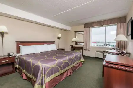Super 8 Mississauga - 2