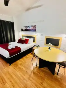 Downs Motel - 97