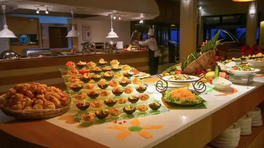 Le Peninsula Bay Beach Resort & Spa - 9