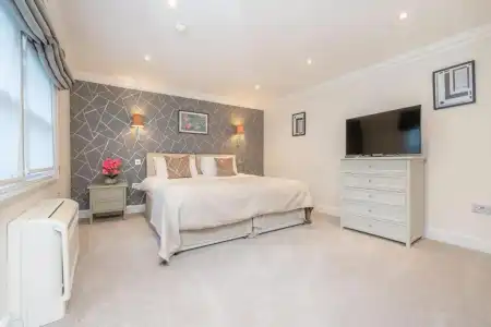 Manson Place - 228