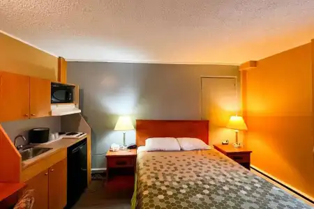 Econo Lodge Motel Village - 76