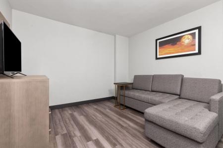 La Quinta Inn & Suites by Wyndham Dallas I-35 Walnut Hill Ln - 11