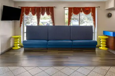 Days Inn & Suites by Wyndham Albany - 10
