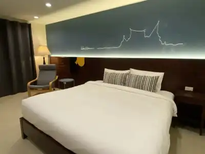 The Royal Bee Apart - 28