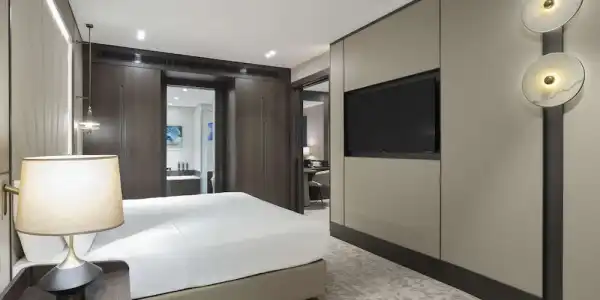 DoubleTree by Hilton - 3