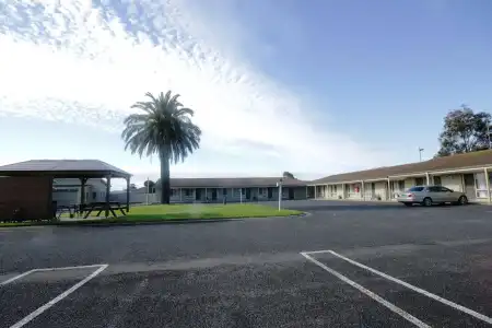 Golden Palms Motel - 11