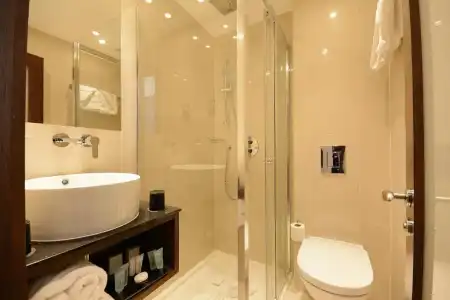 Park Grand Paddington Court - 39