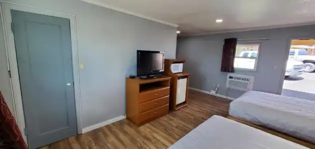 Travelers Inn - 4