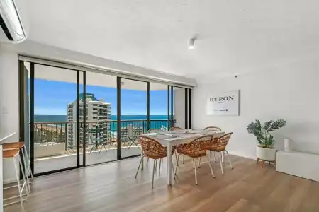 Surfers Century Oceanside Apartments - 201