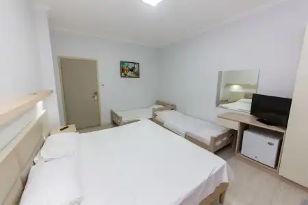 Andi - 26