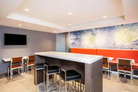 La Quinta Inn & Suites by Wyndham Times Square South - 13