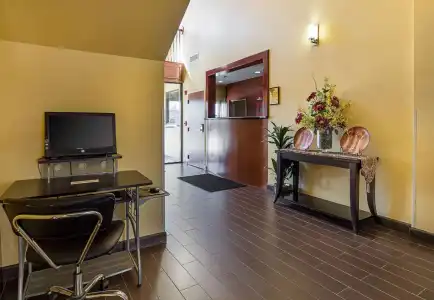 Econo Lodge Inn & Suites Little Rock SW - 17