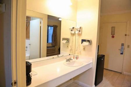 Travelodge By Wyndham Pasadena Central - 4