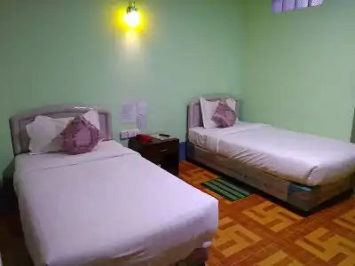 Man Shwe Li - 28