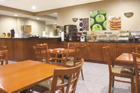 La Quinta Inn by Wyndham Queens - 15