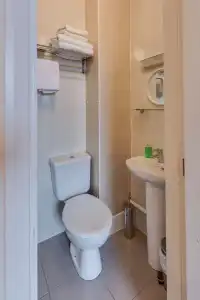 Sportsview Guest House - 8