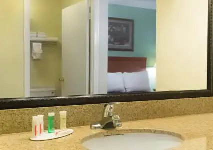 Howard Johnson by Wyndham Tallahassee - 9