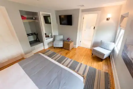 Town & Tide Inn - 36