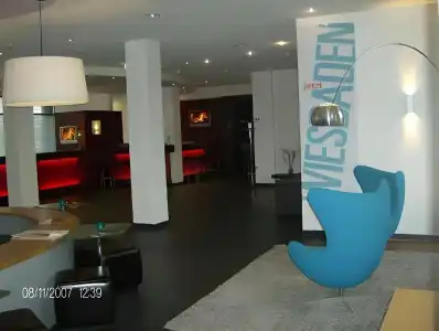 Motel One Frankfurt-Airport - 8