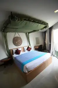 Nakorn de Sukhothai hip - 54