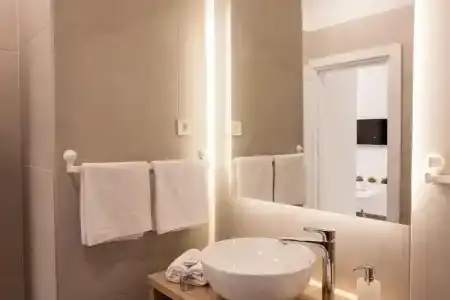 Tesla Boutique Apartments & Rooms - 102