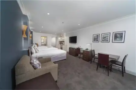 Hyde Park Inn - 68