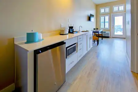 Commander & Suites - 24