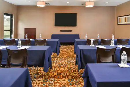 Holiday Inn Express & Suites Topeka West I-70 Wanamaker by IHG - 28