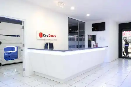 RedDoorz Hostel near Taman Puring - 1