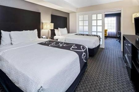 La Quinta Inn & Suites by Wyndham Anaheim - 23