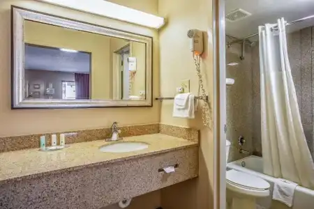 Quality Inn Bowling Green South - 33
