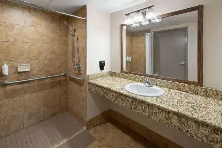 Days Inn & Suites by Wyndham Bozeman - 8