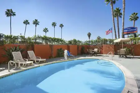 Howard Johnson by Wyndham San Diego Sea World - 10